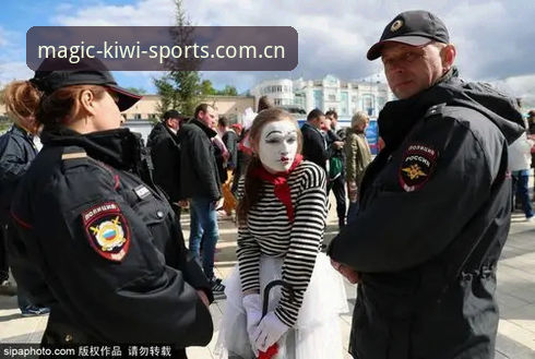 世界杯安保策略全面解析：英国警员缩减背后的赛事运营差异与奇异果体育平台观赛体验